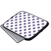 Ultraviolette Polka-Punkte auf weiß Laptopschutzhülle (Vorne Knopf)