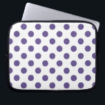 Ultraviolette Polka-Punkte auf weiß Laptopschutzhülle<br><div class="desc">Pantone's Farbe des Jahres für 2018 ist ultraviolett.</div>