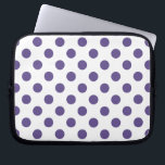 Ultraviolette Polka-Punkte auf weiß Laptopschutzhülle<br><div class="desc">Pantone's Farbe des Jahres für 2018 ist ultraviolett.</div>
