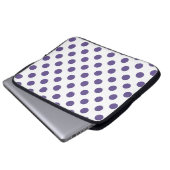 Ultraviolette Polka-Punkte auf weiß Laptopschutzhülle (Vorne Knopf)