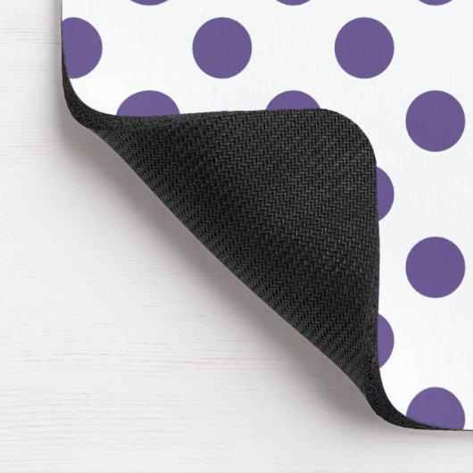 Ultraviolette Polka-Punkte auf weiß Mousepad (Ecke)