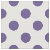 Ultraviolette Polka-Punkte auf weiß Stoff (Nahaufnahme)