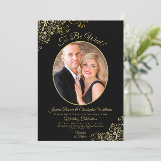 Um Black & Gold QR Code & Foto Hochzeit zu sein Einladung (Stehend Vorderseite)