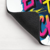 Umarme das Chaos – Grunge-Typografie-Zitat-Design Mousepad (Ecke)