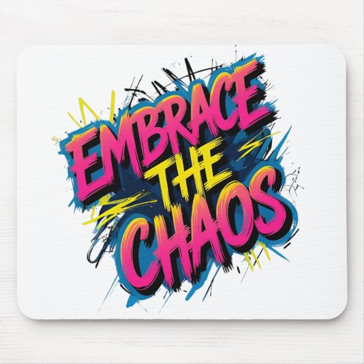 Umarme das Chaos – Grunge-Typografie-Zitat-Design Mousepad (Vorne)