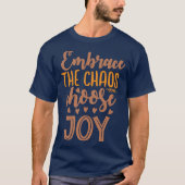 Umarme das Chaos, wähle Freude T-Shirt (Vorderseite)