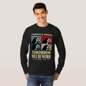 Umarme heute, morgen wird schlimmer existenzielle T-Shirt (Vorne ganz)
