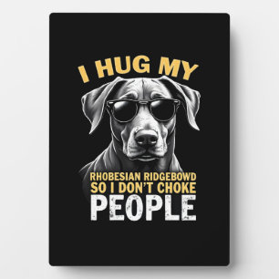 Umarme meinen Rhodesian Ridgeback, damit ich Leute Fotoplatte