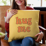 Umarme mich mit lustigem Retro Kissen<br><div class="desc">Umarme mich! Eine Kollektion lustiger,  niedlicher und lustiger Kissen,  als Hauswärmespiele oder für Ihr eigenes Interieur. Vollständig anpassbar: Sie können die Farbe des Textes und des Hintergrunds ändern,  wie Sie möchten.</div>