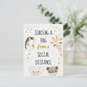 Umarmen aus sozialer Entfernung Postkarte (Stehend Vorderseite)