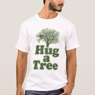 Umarmen eines Baumes für den Tag der Erde T-Shirt