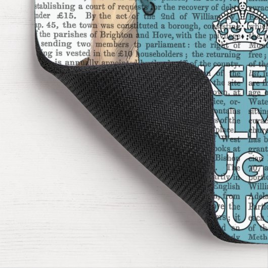 Umarmen eines Mops Mousepad (Ecke)