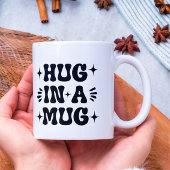 Umarmen in einer Tasse, schwarze Retro-Typografie Kaffeetasse