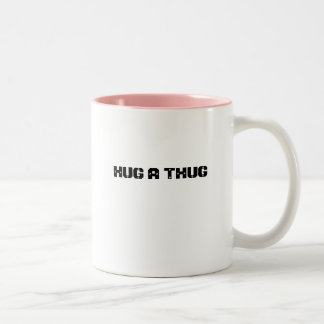 UMARMEN SIE EINEN VERBRECHER ZWEIFARBIGE TASSE