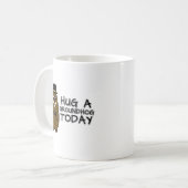 Umarmen Sie heute ein Erdhuhn Kaffeetasse (Vorderseite Links)