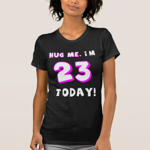 Umarmen Sie mich, ich sind 23 heute! T-Shirt