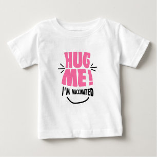 Umarmen Sie mich! Ich werde geimpft Baby T-shirt