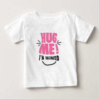 Umarmen Sie mich! Ich werde geimpft Baby T-shirt