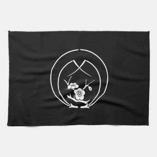 Umarmte gebrochene Kiefernzweige mit Ume-Zweig Handtuch