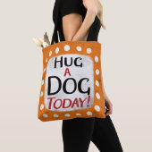 Umarmung eines Hundes heute Tasche (Von Nahem)
