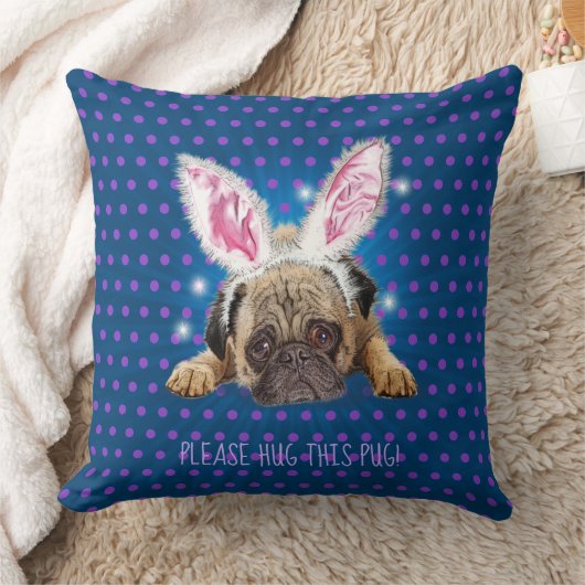 Umarmung eines Mops mit doppelseitigem Polka-Dotwu Kissen (Decke)