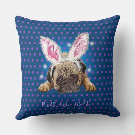 Umarmung eines Mops mit doppelseitigem Polka-Dotwu Kissen (Rückseite)