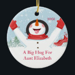 Umarmung für Tante Christmas Snowman Ornament<br><div class="desc">Niedlich eine große Umarmung für Tante Snowman-Weihnachtsverzierung.  Einfach,  mit Ihrer Mitteilung zu personifizieren!  Ein,  um zu kommen jahrelang gehütet zu werden Geschenk Wundertante Weihnachten sure.</div>