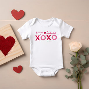 Umarmungen und Küsse XOXO Valentinstag Baby Strampler
