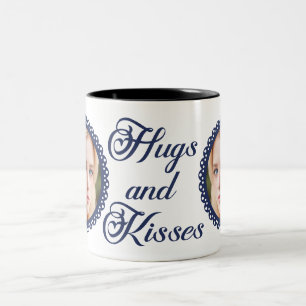 Umarmungen und Küsse Zweifarbige Tasse