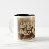 UMass Fußball 1888 Zweifarbige Tasse (Vorderseite Links)
