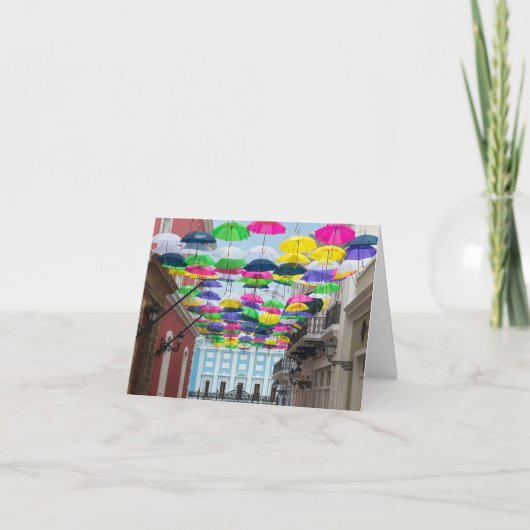 Umbrellas über den Straßen von San Juan und dem He Dankeskarte (Vorderseite)