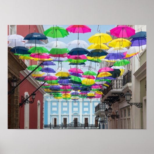 Umbrellas über den Straßen von San Juan und dem He Poster (Vorne)