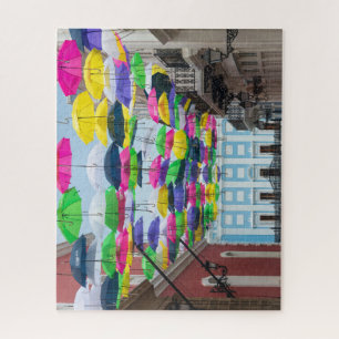 Umbrellas über den Straßen von San Juan und dem He Puzzle