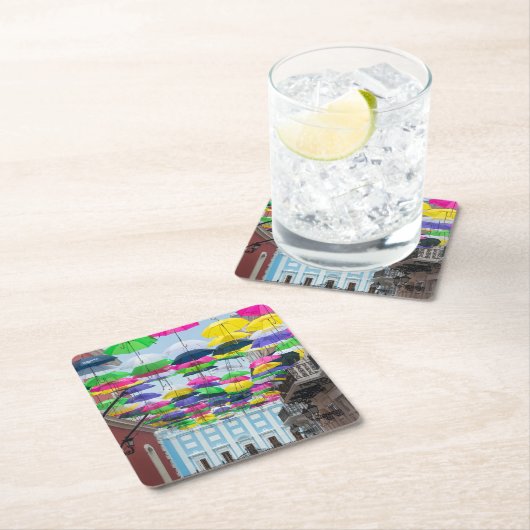 Umbrellas über den Straßen von San Juan und dem He Rechteckiger Pappuntersetzer (Vor Ort)