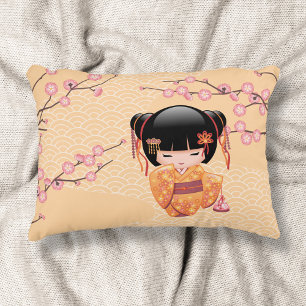 Ume Kokeshi Puppe - Japanisches Mädchen in Pfirsic Zierkissen