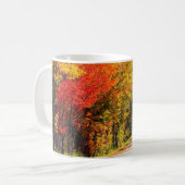 Umgeben durch Fall-Farbe Kaffeetasse (Vorderseite Links)