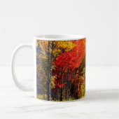 Umgeben durch Fall-Farbe Kaffeetasse (Links)