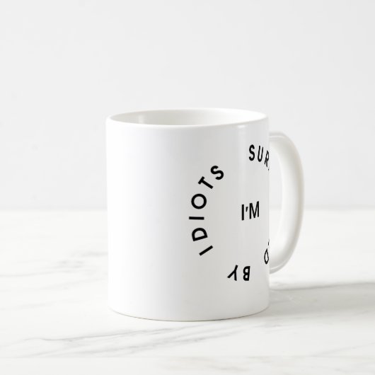 Umgeben durch Idioten Kaffeetasse (VorderseiteRechts)