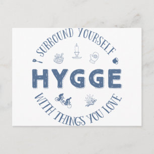 Umgeben Sie sich mit Hyge (dunkelblauer Text) Postkarte