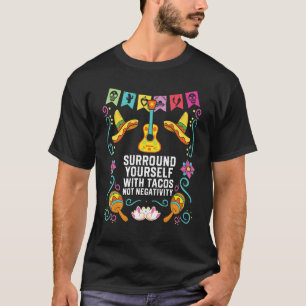 Umgeben Sie sich mit Tacos und nicht mit Negativat T-Shirt