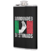 Umgeben von Stunads Flachmann (Links)
