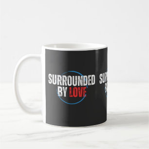 Umgeben von Tasse der Liebe
