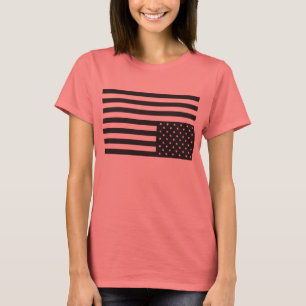 Umgedrehte amerikanische Flagge im Schwarzen T-Shirt
