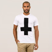 Umgedrehtes schwarzes Kreuz T-Shirt (Vorne ganz)