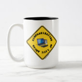 Umgestaltung des Lebens vor dem gelben Warnzeichen Zweifarbige Tasse (Links)