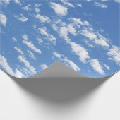 Umhüllungspapier für den blauen Himmel und die wei Geschenkpapier (Ecke)