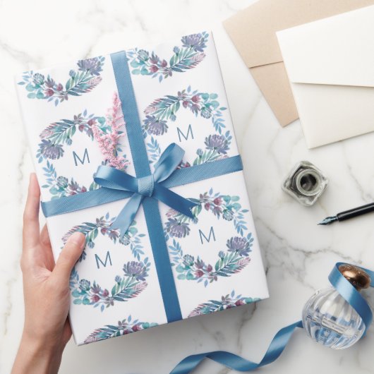 Umhüllungspapier mit zarten Zweigen und Blume. Geschenkpapier (Schenken)