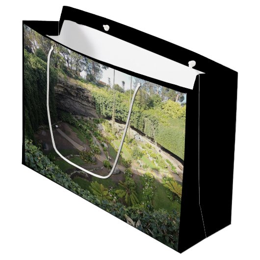 Umpherston Sinkhole Verstecktes Heiligtum Große Geschenktüte (Vorderseite Schrägansicht)