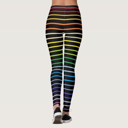 Umrissener breiterer Spektrum-Regenbogen Stripes Leggings (Rückseite)