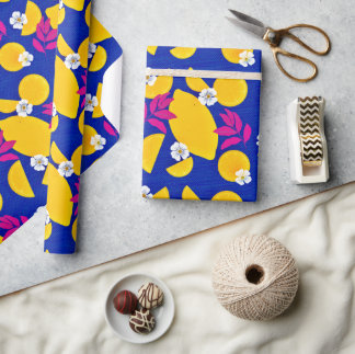 Umschlagpapier mit Zitronen aus Zesty und rosa Blä Geschenkpapier